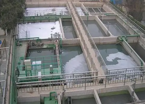 （圖：污水處理池泡沫）