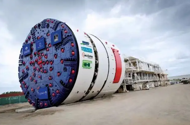 (圖:盾構機)